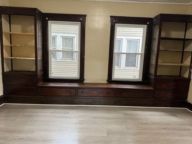 Building Photo - 4bd Single Newburgh Hts Area Cash Pay/Section 8