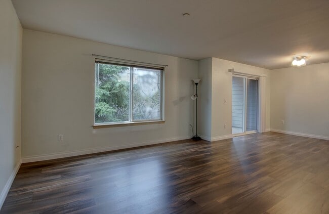 Building Photo - 3 Bed 2 Bath Second floor Condo - HALF OFF...