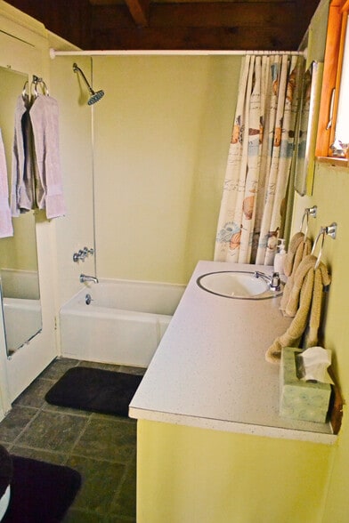 2nd floor - Master bathroom - 3 Dubois Dr