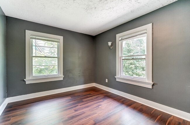 Building Photo - Spacious Three Bedroom in Dayton!