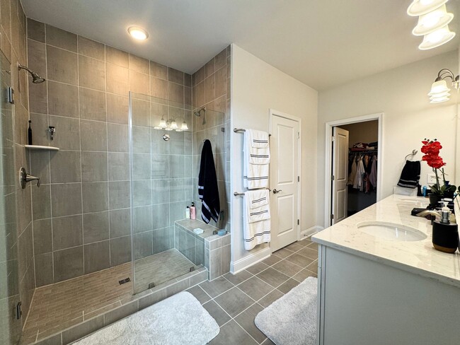 Building Photo - Fantastic 4 Bed 3.5 Bath End Unit Townhome In Potomac Shores Town Center