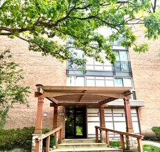 Building Photo - 5820 Oakwood Dr