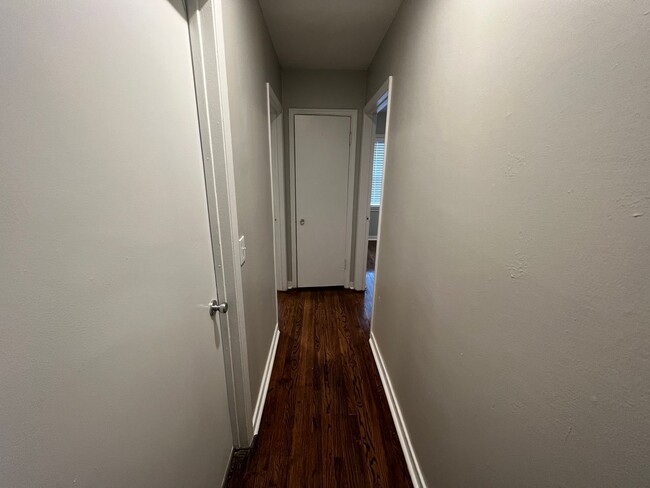 Building Photo - Fully Remodeled 2 Bed 1 Bath!!