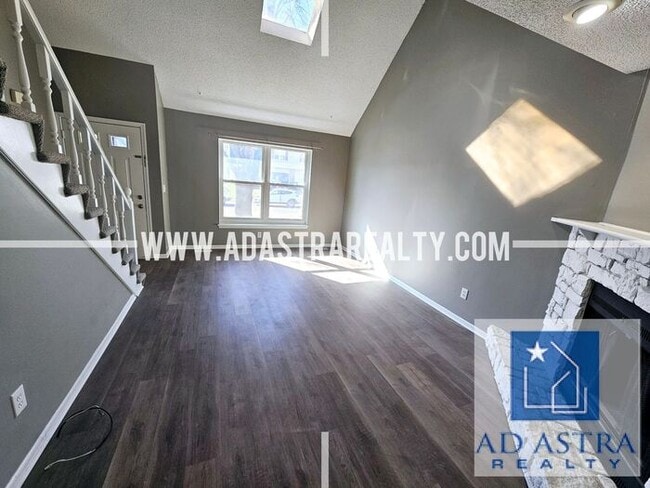 Building Photo - Very Nice 3 Bedroom 2 Bath Duplex in Overland Park-Available in JUNE!!