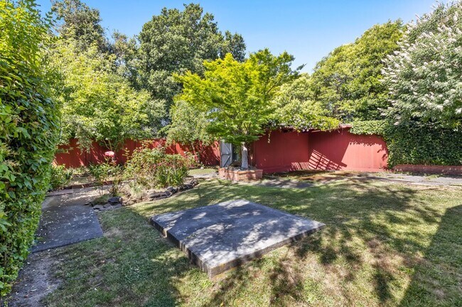 Building Photo - Charming Single-Level 3 Bedroom, 2 Bath Home