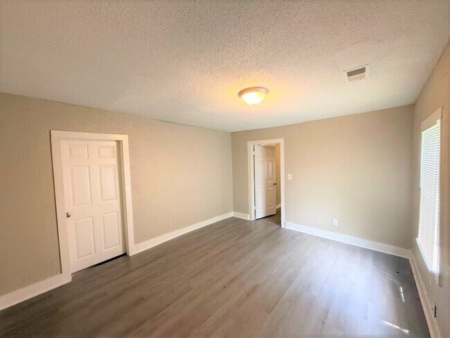 Building Photo - Reduced rent ~ Charming 3BR Memphis Home with Bright Living Space & Backyard Retreat