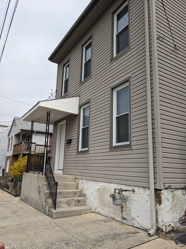 Building Photo - 329 N 2nd St