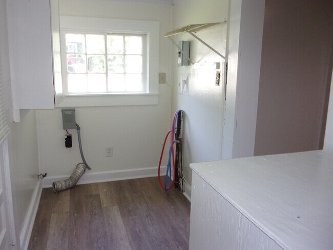 Building Photo - 2 Bedroom 1 Bath Home off Ebenezer Road