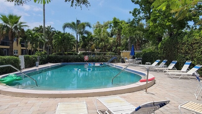 Building Photo - Annual Turnkey furnished renovated 1/1 dow...
