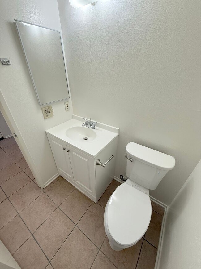Building Photo - 2.5 Bed + 1.5 Bath + 2 Car Garage + Centra...