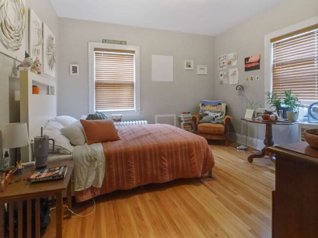 Building Photo - Beautiful Upper Level 3 Bedroom Duplex nea...