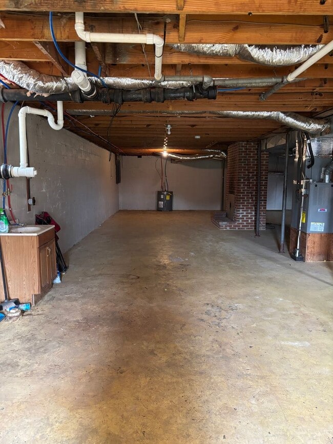 Building Photo - Large 4 Bedroom House in Quiet Country Setting