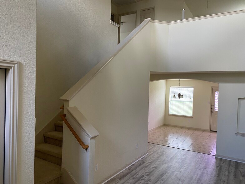 Entry - 7931 Sterling Mnr