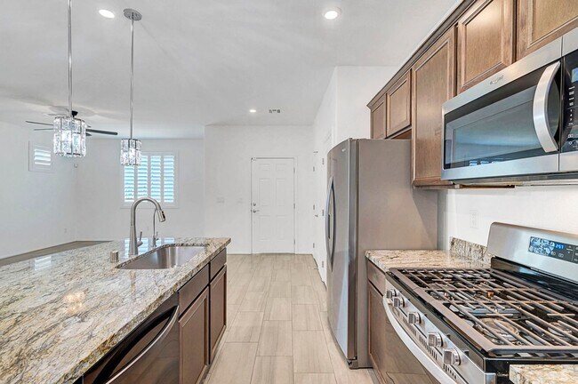 Building Photo - Stunning 3 Bedroom in Skye Canyon Master P...