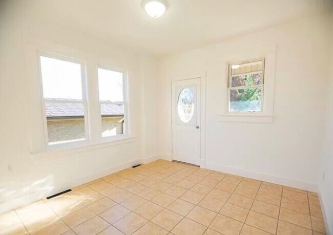 Building Photo - 1st month free w/ 2 or 3 year lease on lar...