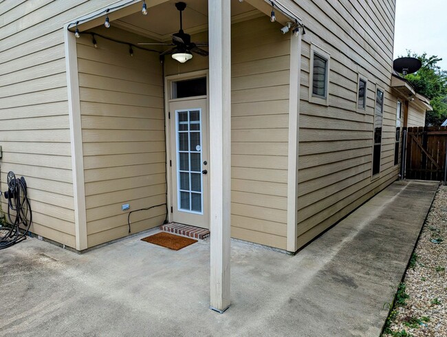 Building Photo - Luxury Awaits in Miramar!