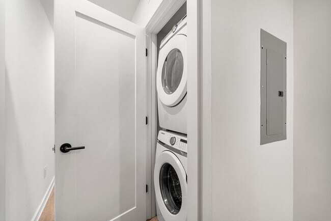 Building Photo - Fairmount/Brewery town gorgeous luxury apartment home, oversized rooms