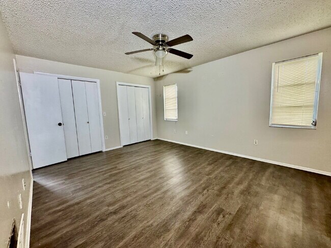 Building Photo - "Charming 2-Bed, 2-Bath Retreat in Palm Ha...