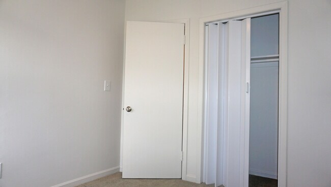 Building Photo - 2364 Pinecrest Ave