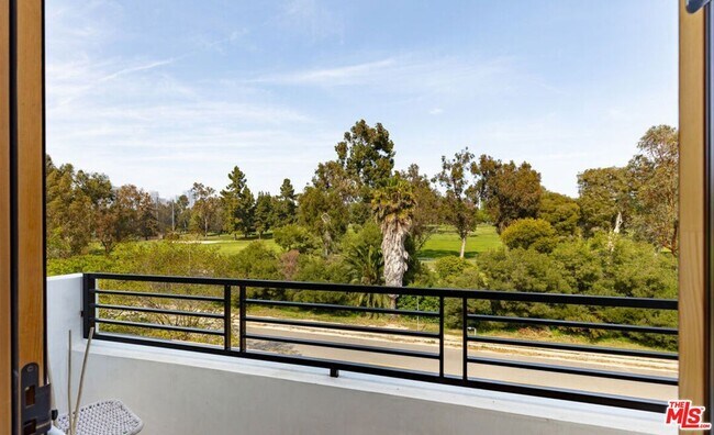 Building Photo - 2565 Patricia Ave