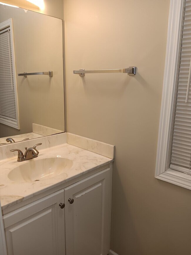 Building Photo - 3 Bedroom/2.5 Bath in Countryview Village