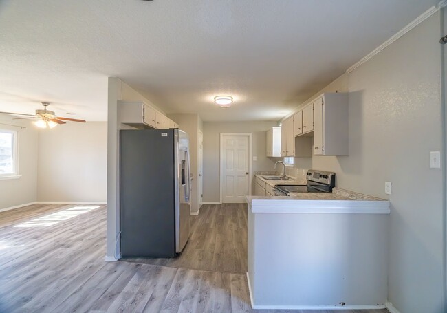 Building Photo - Recently updated 3 Bedroom / 2 Bath / 2 Ca...