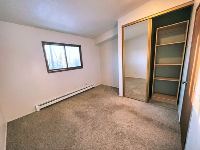 Building Photo - Spacious & Bright Top Floor Condo in East Anchorage, Close to Base + W/D In Unit!