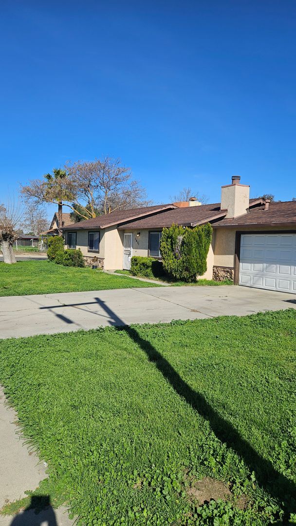 Building Photo - Spacious 3 bedroom with large backyard