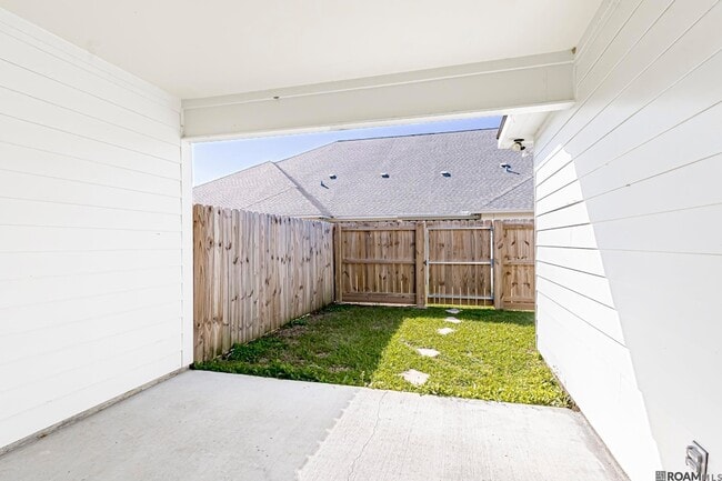 Building Photo - 8120 Stonelake Cir Ave E