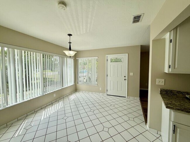 Building Photo - Cute 3/2 Home in Deltona!