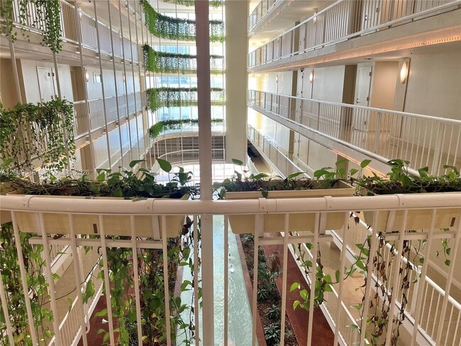 Building Photo - 1717 N Bayshore Dr