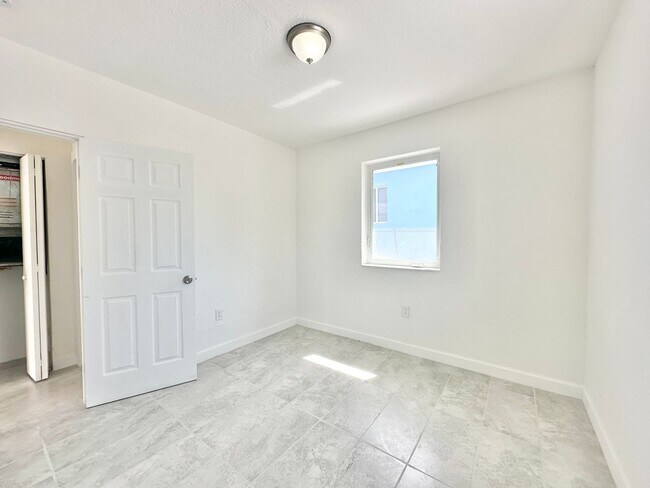 Building Photo - Freshly remodelled 2bed/1bath in a duplex close to Wynwood: for rent now @ $ 2,100.00!