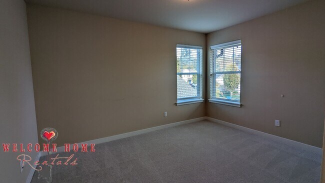 Building Photo - Beautiful open floorplan with FOUR large bedrooms and a cute office!!  AIR CONDITIONING!!!  NEW C...