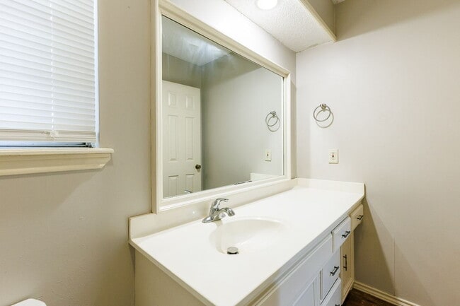 Building Photo - 2 Bedroom Duplex