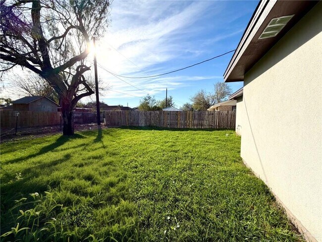 Building Photo - 23 Elmira Ave