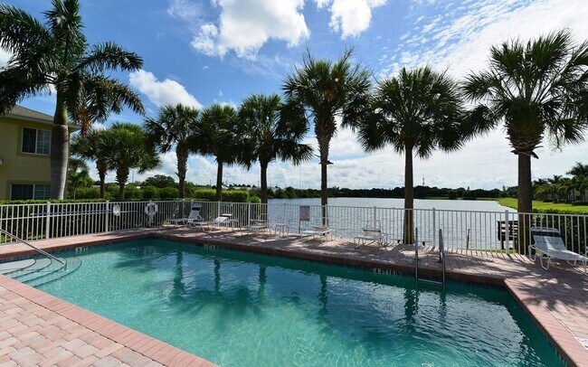 Building Photo - Lakeside Village Townhouse 2 Bedroom  2.5 Bath Available for Short-Term Rental