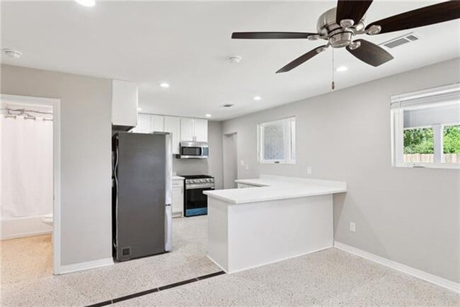 Building Photo - Kenner Beauty!!