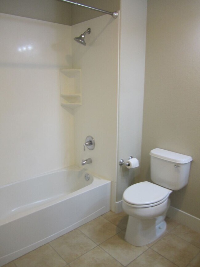 Building Photo - SPACIOUS 3 BEDROOM, 3.5 BATHROOM TOWNHOUSE...