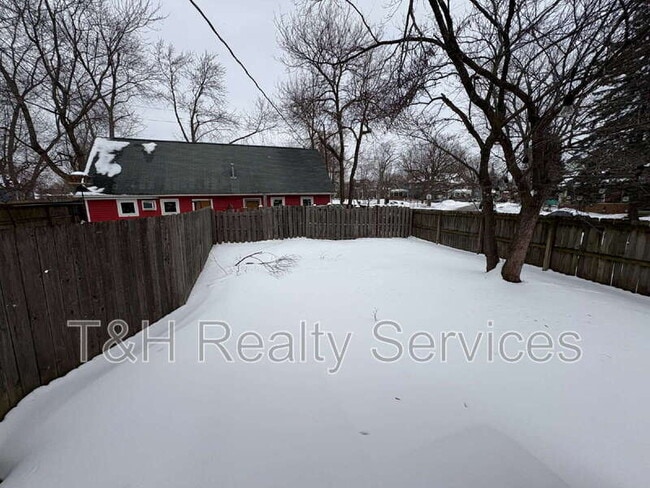 Building Photo - 1820 E 12th St