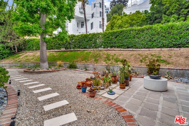 Building Photo - 3906 Alta Mesa Dr