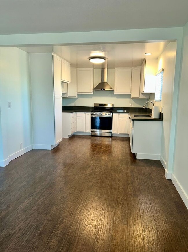 Building Photo - 1028w