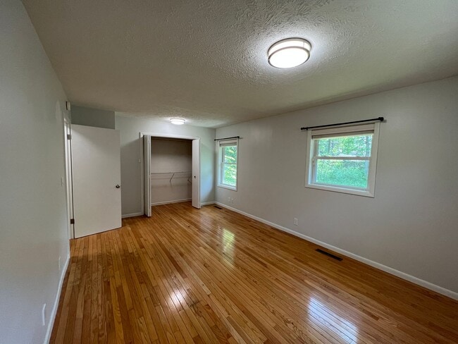 Building Photo - The Little Bungalow of Your Dreams Near East Bay! 2BR / 1BA Long-Term Rental