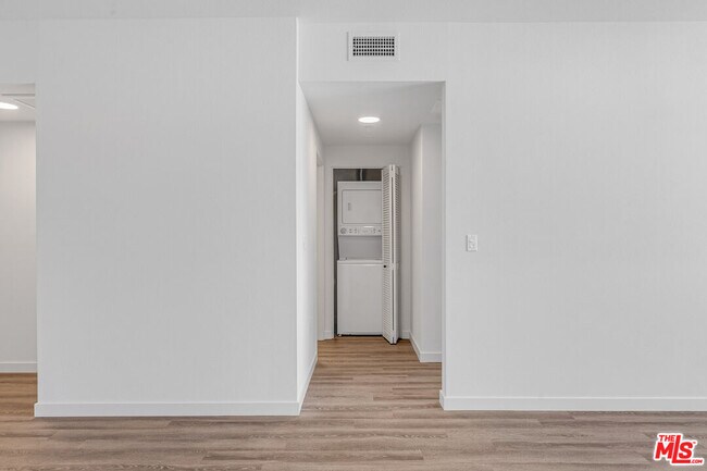 Building Photo - 10824 Blix St