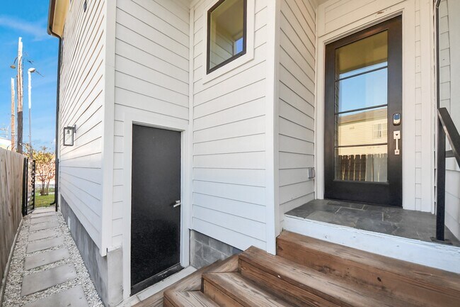 Building Photo - 410 E 41st St