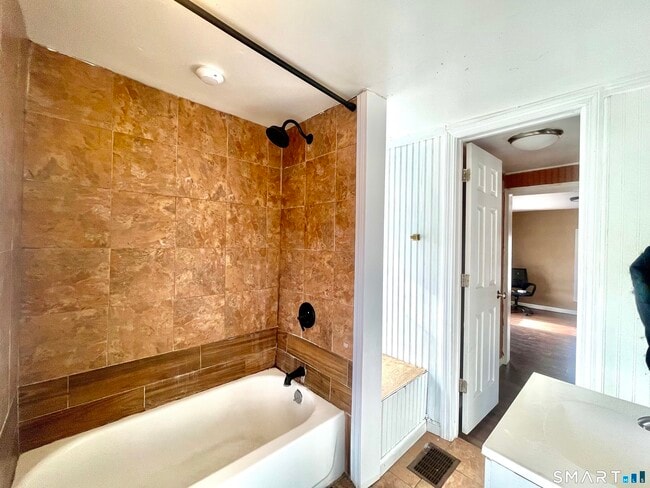 Building Photo - 128 Franklin St