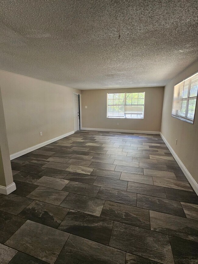 Building Photo - Charming 2-Bedroom, 1-Bathroom Duplex in C...