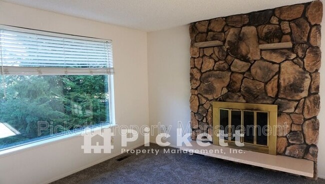 Building Photo - 2221 NE Lexington Dr