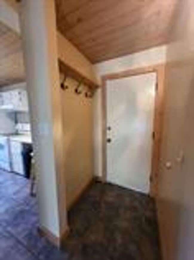 Building Photo - BEST DEAL IN SUMMIT !  Sunlight from all sides of the building!  Balcony! In unit washer dryer! B...