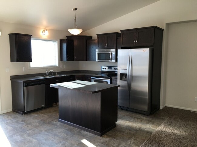 Building Photo - 3 Bed 2 Bath Twin Home