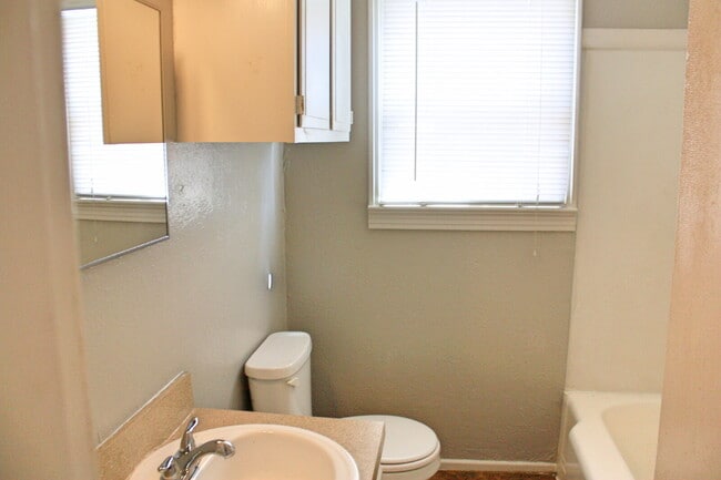 Building Photo - House Located Near Maxey Park, Medical Dis...